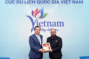 Cục trưởng Cục Du lịch Quốc gia Việt Nam Nguyễn Trùng Khánh tặng quà lưu niệm cho ông Dheeraj Raina, Phó Chủ tịch cấp cao, Giám đốc Truyền thông Marketing tích hợp khu vực Đông Nam Á của Mastercard. (Ảnh: TITC)