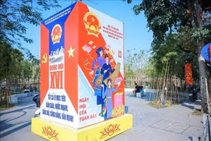 Khẩu hiệu cổ động được bố trí nổi bật, góp phần tạo không khí phấn khởi trước ngày bầu cử. (Ảnh: TTXVN)