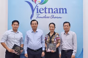 Cục trưởng Du lịch Quốc gia Việt Nam Nguyễn Trùng Khánh cùng Đại sứ Việt Nam tại Tây Ban Nha Đỗ Hoàng Linh và Đại sứ Việt Nam tại Brunei Đỗ Thùy Dương. (Ảnh: TITC)