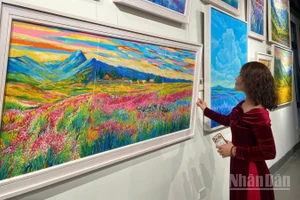 Công chúng thưởng thức các tác phẩm tại triển lãm "Chào xuân Bính Ngọ 2026". (Ảnh: CHIÊU ANH)