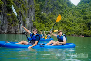 Khách quốc tế thích thú khám phá Vịnh Hạ Long. (Ảnh: THẾ ĐẠI)