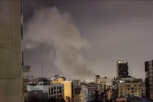 Khói bốc lên sau vụ không kích tại Tehran, Iran. (Ảnh: THX/TTXVN phát)
