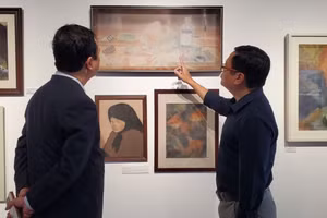 Art lobby được thiết kế, trang trí bằng chính các sản phẩm sáng tạo của sinh viên theo học các ngành về nghệ thuật. (VNU-SIS)