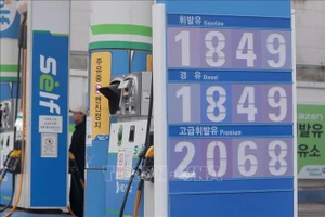 Giá xăng dầu được niêm yết tại một trạm xăng ở Seoul, Hàn Quốc ngày 15/3/2026. (Ảnh: TTXVN)
