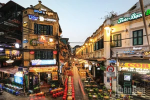 Phố cổ Hà Nội lên đèn lúc hoàng hôn. Đây là một trong những điểm đến thu hút đông đảo du khách trong nước và quốc tế ghé thăm. (Ảnh: THÀNH ĐẠT)