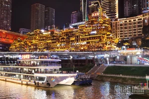 Khách du lịch thưởng ngoạn cảnh đêm Trùng Khánh trên du thuyền. (Ảnh: HỒ QUÂN)