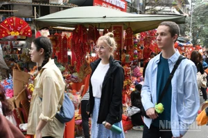 Khách quốc tế tham quan Thủ đô Hà Nội vào dịp Tết. (Ảnh: THÀNH ĐẠT)