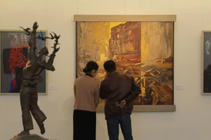 Khoảng 30 tác phẩm trong số gần 1.000 tác phẩm bàn giao được giới thiệu đến công chúng tại Lễ tiếp nhận. (Ảnh: VNFAM)