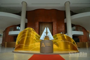 Khung cảnh bên ngoài sân khấu diễn ra gala trao giải Giải thưởng Hành động vì cộng đồng năm 2025 tại Nhà hát Hồ Gươm.