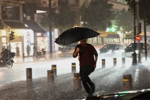 Bão Byron đổ bộ vào Athens, Hy Lạp, vào tối thứ năm, ngày 4/12/2025. (Ảnh: Michalis Karagiannis/Eurokinissi)