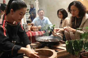 Du khách sẽ có cơ hội thưởng thức ẩm thực, trải nghiệm không gian cà-phê và văn hóa dịp cuối tuần. (Ảnh: TTXVN)