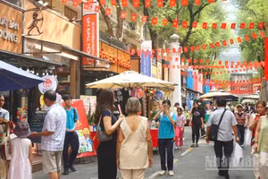 Khách du lịch tham quan Đường sách Thành phố Hồ Chí Minh nhân kỷ niệm Ngày Giải phóng miền nam, thống nhất đất nước (30/4) vừa qua. (Ảnh: THẾ ANH)