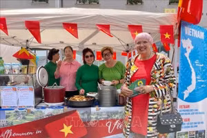 Bà Claudia Roth, Nghị sĩ Quốc hội Liên bang Đức, đến với gian hàng Việt Nam. (Ảnh: TTXVN)