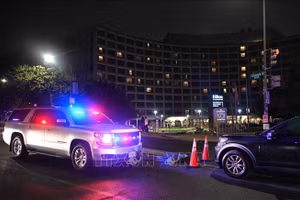 Xe cảnh sát đỗ phía trước khách sạn Washington Hilton ở Washington, D.C., nơi tổ chức buổi dạ tiệc báo chí tối 25/4/2026. (Ảnh: THX/TTXVN)