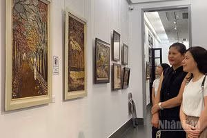 Công chúng thưởng thức các tác phẩm tại triển lãm "Cuộc chơi với lá". 