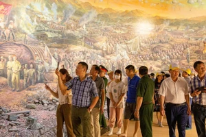 Du khách tham quan Bảo tàng Chiến thắng lịch sử Điện Biên Phủ.