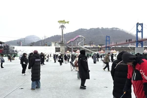 Khách du lịch trải nghiệm nhiều hoạt động thú vị tại Lễ hội câu cá trên băng Hwacheon, Hàn Quốc. (Ảnh: TTXVN)