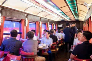 Du khách trải nghiệm tàu hỏa hạng sang SJourney. (Ảnh: TITC)