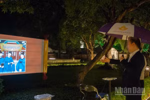 Bằng việc sử dụng công nghệ 3D Mapping, phối hợp cùng kỹ thuật dàn dựng ánh sáng và âm thanh chuyên nghiệp, tour du lịch đêm tại di tích Văn Miếu-Quốc Tử Giám đã mang lại cho khách tham quan nhiều trải nghiệm thú vị. (Ảnh: HÀ NAM)