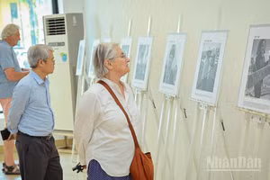 Công chúng chiêm ngưỡng triển lãm ảnh "Những người ta gặp". (Ảnh: BẢO LONG)