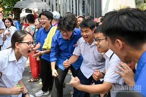 Các tình nguyện viên hòa cùng niềm vỡ òa, vui sướng của thí sinh khi hoàn thành Kỳ thi tốt nghiệp trung học phổ thông. (Ảnh: THẾ ĐẠI)