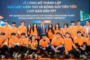 Hiệu trưởng Trường cao đẳng FPT Polytechnic Vũ Chí Thành cùng các sinh viên tham gia sự kiện về sản xuất chip bán dẫn.