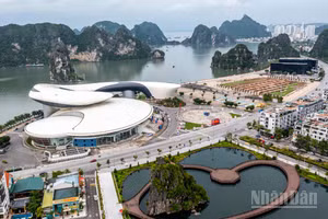 Kiến trúc độc đáo của Cung Quy hoạch, hội chợ và triển lãm tỉnh Quảng Ninh (Cung cá heo) - điểm đến thu hút đông đảo du khách tham quan. (Ảnh: THÀNH ĐẠT)