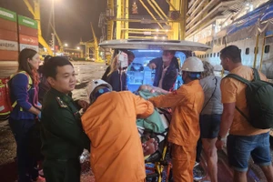 Lực lượng tìm kiếm cứu nạn tiếp nhận nạn nhân tại cảng Tiên Sa, Đà Nẵng.
