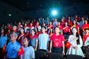 Khoảnh khắc tất cả khán giả cùng hát vang Quốc ca khi được xem lại những thước phim xúc động trong “Tổ quốc trong tim: The Concert Film”.