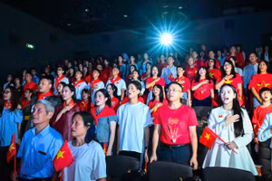 Khoảnh khắc tất cả khán giả cùng hát vang Quốc ca khi được xem lại những thước phim xúc động trong “Tổ quốc trong tim: The Concert Film”.