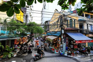 Một góc nhộn nhịp của phố cổ Hà Nội. (Ảnh: THÀNH ĐẠT)