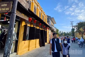 Khách du lịch tham quan phố cổ Hội An (Ảnh: CHIÊU ANH)