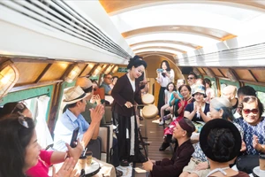 Khách du lịch thích thú khi trải nghiệm hành trình "Hà Nội 5 cửa ô". (Ảnh: TTXVN)