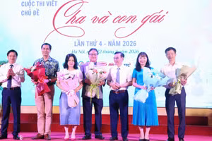 Ban Giám khảo cuộc thi viết "Cha và con gái" lần 4.