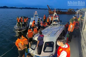 Hiện các lực lượng đang tiếp tục tổ chức tìm kiếm, cứu nạn tại hiện trường tàu bị nạn. (Ảnh: QUANG THỌ)