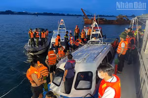 Hiện các lực lượng đang tiếp tục tổ chức tìm kiếm, cứu nạn tại hiện trường tàu bị nạn. (Ảnh: QUANG THỌ)