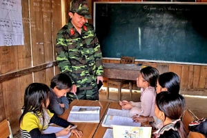 "Thầy giáo" Hoàng Trường Giang trong một tiết giảng dạy cho các học sinh vùng cao.