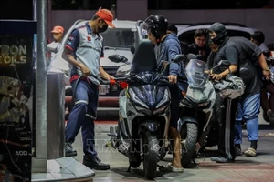 Người dân mua xăng tại trạm xăng ở Quezon, Philippines. (Ảnh: THX/TTXVN)