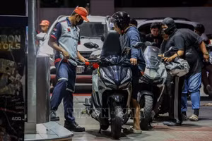 Người dân mua xăng tại trạm xăng ở Quezon, Philippines. (Ảnh: THX/TTXVN)