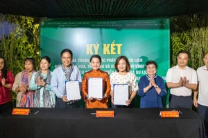 Sở Văn hóa, Thể thao và Du lịch tỉnh Vĩnh Long, Viện nghiên cứu Phát triển kinh tế và Du lịch cùng Tạp chí Du lịch Thành phố Hồ Chí Minh ký kết biên bản thỏa thuận hợp tác.