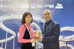 Phó Cục trưởng Cục Du lịch quốc gia Việt Nam Nguyễn Thị Hoa Mai tặng quà lưu niệm cho Giám đốc điều hành Hiệp hội Du lịch châu Á-Thái Bình Dương Noor Ahmad Hamid. (Ảnh: TITC)