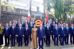 Tổng Bí thư, Chủ tịch nước Tô Lâm và Phu nhân cùng Đoàn đại biểu cấp cao Việt Nam đã đến dâng hoa tại Tượng đài Chủ tịch Hồ Chí Minh trong Vườn hoa ASEAN, thuộc khu thành cổ Intramuros, Thủ đô Manila. (Ảnh: TTXVN)