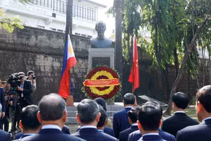 Tổng Bí thư, Chủ tịch nước Tô Lâm và Phu nhân cùng đoàn đại biểu cấp cao Việt Nam đến dâng hoa tại Tượng đài Chủ tịch Hồ Chí Minh trong Công viên ASEAN, thành cổ Intramuros. 