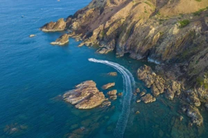 Làn nước trong vắt ở Eo Gió, Quy Nhơn. (Ảnh: TTXVN)