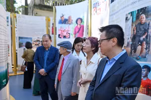 Triển lãm Hành động vì Cộng đồng 2025 diễn ra tại khuôn viên Báo Nhân Dân. (Ảnh: THỦY NGUYÊN)