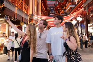 Khách du lịch ghé thăm Thượng Hải, Trung Quốc. (Ảnh: THX/TTXVN)