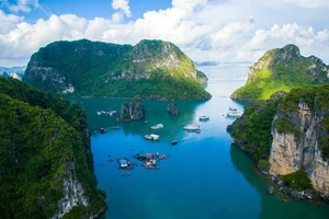 Vẻ đẹp nguyên sơ, thanh bình của vịnh Bái Tử Long. (Ảnh: VŨ KHÔI)