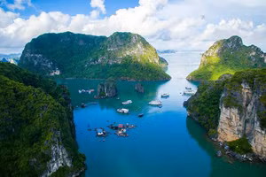 Vẻ đẹp nguyên sơ, thanh bình của vịnh Bái Tử Long. (Ảnh: VŨ KHÔI)