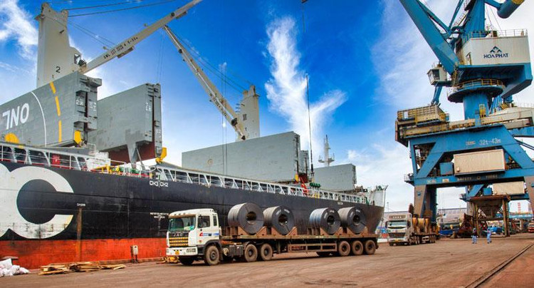 Công ty cổ phần Thép Hòa Phát Dung Quất xuất khẩu thép cuộn cán nóng sang châu Âu.