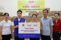 Cán bộ Cục Đê điều và Phòng, chống thiên tai cùng các nhà tài trợ trao tặng nước sạch tới các hộ dân 3 xã tại Nghệ An. (Ảnh: Cục Đê điều và Phòng chống thiên tai)